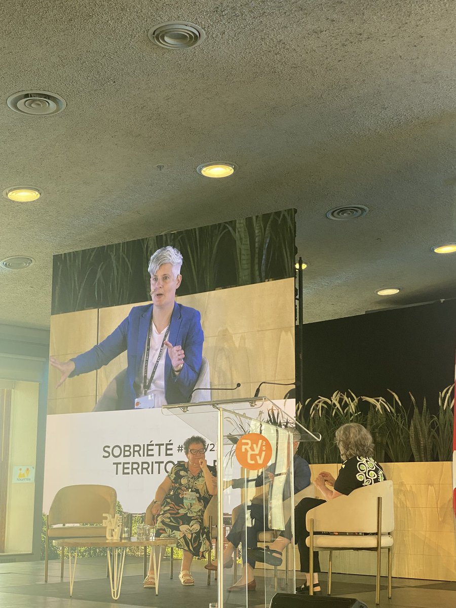 Au #RVCV25, Lisa Helps, explique que la Colombie-Britannique a pris le leadership de permettre des bâtiments résidentiels de 4 étages partout et 6 à proximité du transport en commun. Son conseil pour le Québec: « don’t wait ». Ça a été l’erreur du BC, qui a agi 10 ans trop tard.