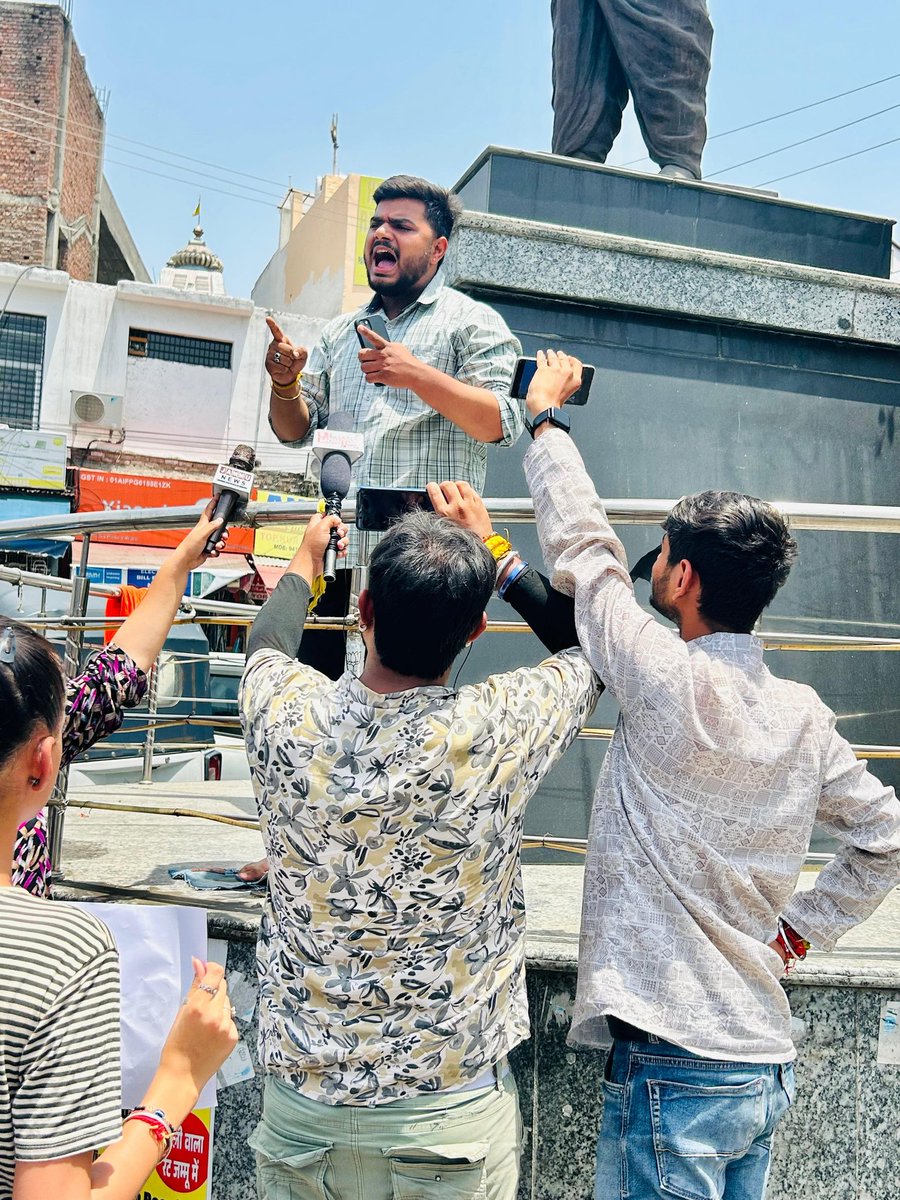 abvpjk's tweet photo. अखिल भारतीय विद्यार्थी परिषद जम्मू महानगर द्वारा JKSSB के द्वारा निकाली गई नायब तहसीलदार की भर्ती मैं उर्दू अनिवार्य करने पर जोरदार प्रदर्शन किया गया, इस प्रदर्शन में नायब तहसीलदार की तैयारी कर रहे छात्र सम्मिलित हुए।
#ABVP4STUDENT
#JKSSBSCAM https://t.co/AVaTOWC1Be