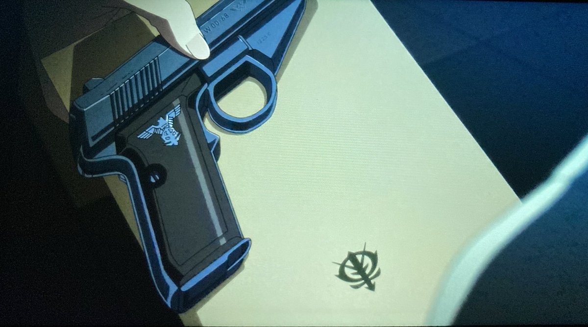 マチュとニャアンが渡された拳銃、どっちもトリガーガードがそのまま