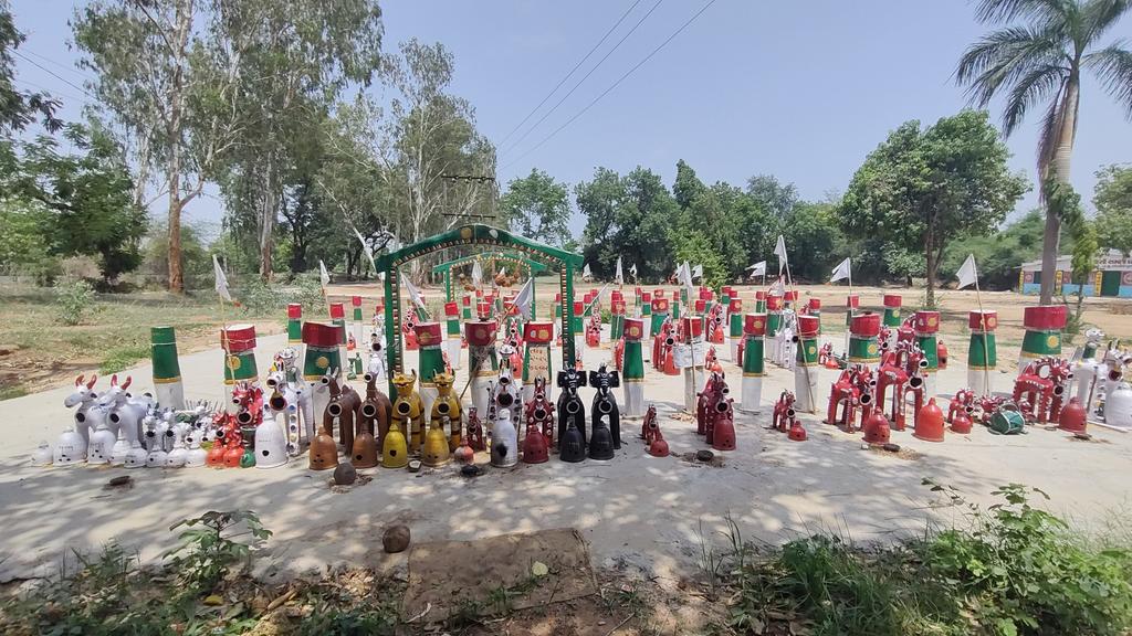 53 वीं शोधयात्रा में हमने छोटाउदेपुर के मोटी दुमाली गांव में हमने बाबा देव का देवस्थान देखा वहां पर और यह परंपरा में 100 साल के बाद जो वहां के स्थानीय देव है। उनकी पीढ़ी को बदलने का उत्सव मनाते हैं। उनको गामशायनी के नाम से मनाते हैं।
#shodhyatra #innovation #yatra