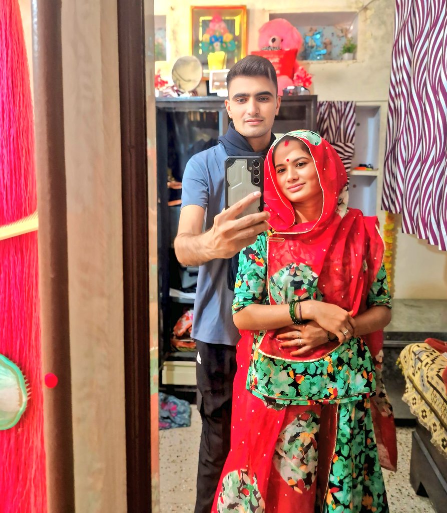 मेरी हर खुशी हर बात तेरी हैं साँसों,
में छुपी ये हयात तेरी हैं दो पल भी,
नहीं रह सकते तेरे बिन धडकनों की,
धडकती हर आवाज तेरी है.
हमसफर ♥️ खूबसूरत हो या ना हो,
लेकिन सच्चा होना चाहिए...🫶💕
#मनु_मारवाड़ी #हमसफर #परबतसर_विधानसभा_क्षेत्र