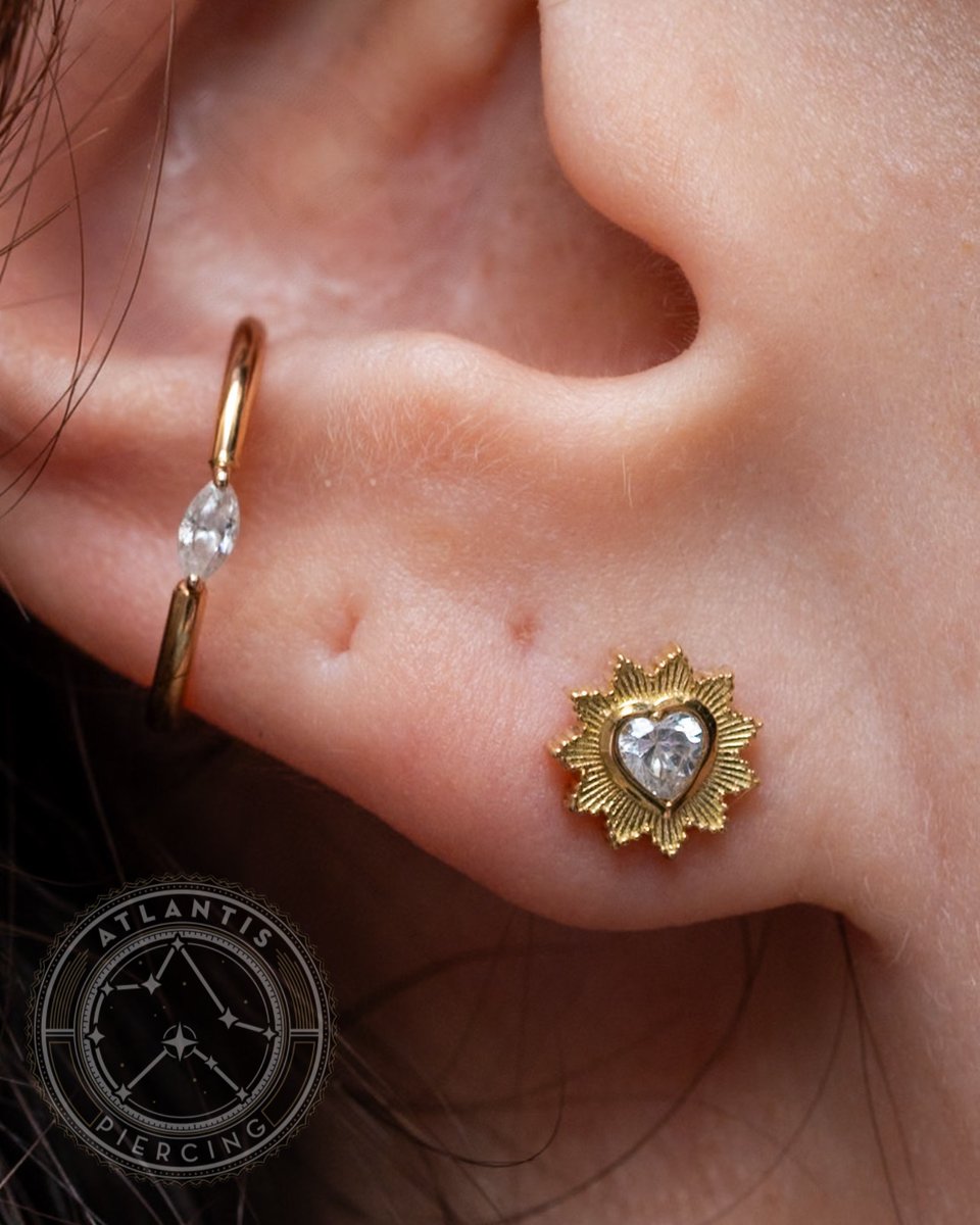 AtlantisLyon's tweet photo. Maintenant que son lobe est cicatrisé nous avons pu ajuster la barre du  lobe de Lisa, orné de fleurs de cerisier ! Tout en douceur avec pierres de lune et tanzanites, permettant de cacher d'anciens piercings qui ne convenaient plus.
Admirez également ses autres bijoux, tous BVLA https://t.co/AMHQrif5lq