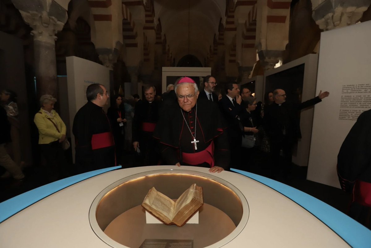 Otra lección más de "catequésis plástica" (Don Miguel dixit) colmatando las naves de la Mezquita-Catedral de Córdoba, declarada Patrimonio de la Humanidad. De verdad, ¿no hay espacio en toda la ciudad para hacer este tipo de cosas? Fotos: Rafael Carmona. ABC Córdoba