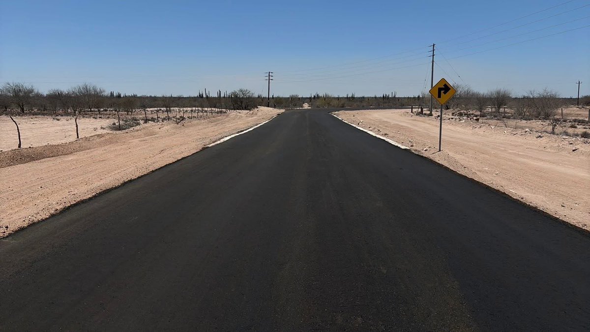 Cumpliendo con nuestro compromiso, les comparto que está por concluir la pavimentación del camino que conecta a los ejidos Ley Federal de Aguas No. 3 y No. 4, en #Comondú. Ya se colocó la carpeta asfáltica en los 5.7 kilómetros del tramo, y ahora se trabaja en cunetas,