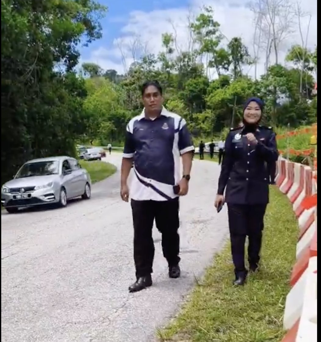 kepalakoteyyy's tweet photo. @bckupacc99 "Camera dah on? ok mai wayang sikit...senyum la sikit..."

"Lepaih ni nak makan lunch kat Grik?" https://t.co/Ls4N9Ue2Ku