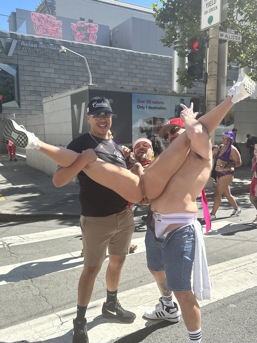 18 more days until gay pride 👅🏳️‍🌈

#Gaypride2025 #cfnm #ExhibicionismoPúblico #publicnudity