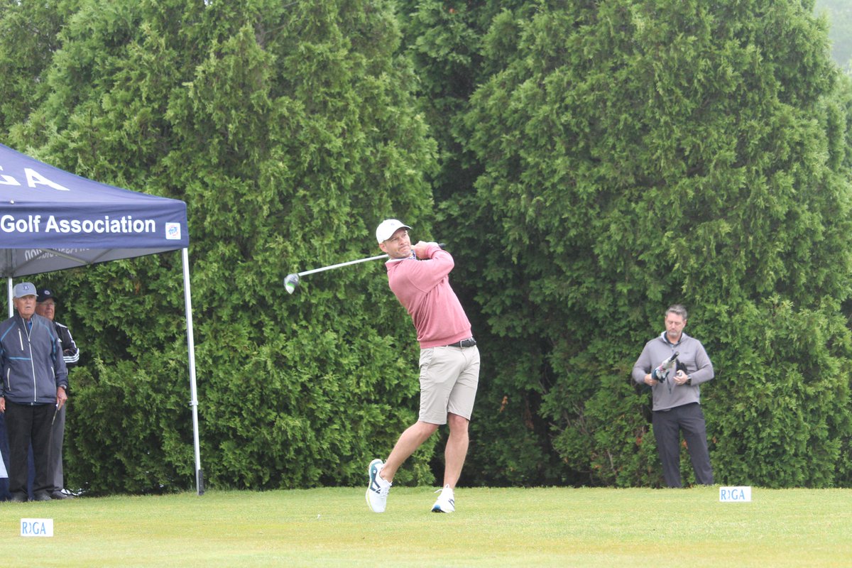 After a 1:37 delay, play has resumed for the 120th State Amateur Qualifier at Fenner Hill GC. 

Live scoring: golfgenius.com/pages/5455494