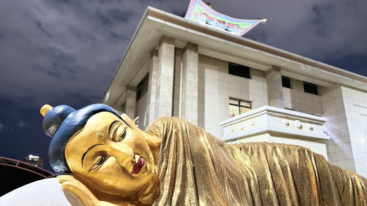 Хамаг амьтан амгалан байх болтугай. 
Өнөөдөр Бурхан багшийн Их Дүйчэн өдөр тохиож байна.  
Энэ өдрийг угтан дэлхийн өнцөг булан бүрт ажиллаж, амьдарч байгаа бүх Буддын шашинтнууд, дээдийг номыг эрхэмлэдэг хэн бүхэн Бурхан Буддагийн лагшин мэндэлсэн, бодийн хутгийг олсон,