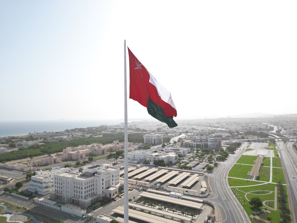 "الولاء للوطن شرف، ومن خان الأرض لا مكان له بين الأحرار "

#ساريه_العلم #عُمان