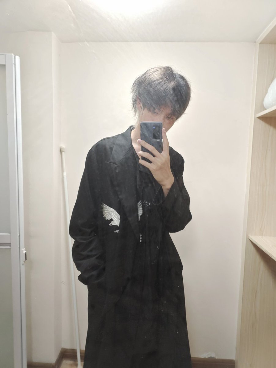 Suap98's tweet photo. 以前穿yohji的时候还是挺帅的，现在有点肥宅了 https://t.co/KNXBSrDbi7