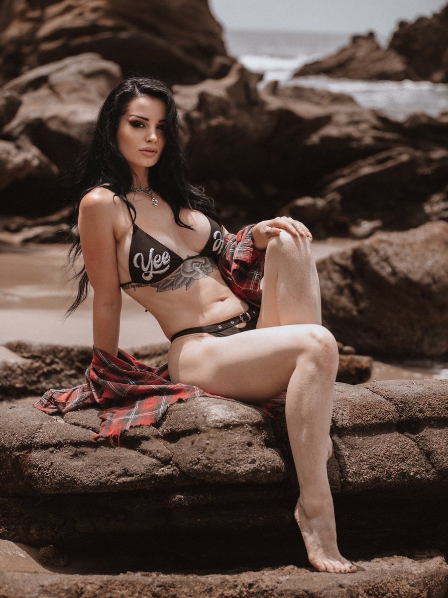 Saraya's tweet image. Head over to my patreon for the full shoot 🔥 ☀️ 😘