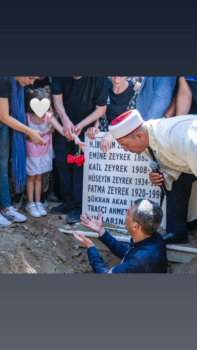 Özge Uysal (@_ozgeuysal) on Twitter photo Beni en çok ağlatan sahne bu oldu. Sanıyorum ki Ferdi Bey’in güzeller güzeli kızı 🤍
Halkın hissettiği yalnızlığı, samimiyetle herkese elini uzatarak gerçek ve kocaman bir sevgi gücüne dönüştürmüş #FerdiZeyrek
Işıklar içinde uyusun.
(kaynak <a href="/alimahir/">Ali Mahir Başarır</a> - IG hesabı) Beni en çok ağlatan sahne bu oldu. Sanıyorum ki Ferdi Bey’in güzeller güzeli kızı 🤍
Halkın hissettiği yalnızlığı, samimiyetle herkese elini uzatarak gerçek ve kocaman bir sevgi gücüne dönüştürmüş #FerdiZeyrek
Işıklar içinde uyusun.
(kaynak <a href="/alimahir/">Ali Mahir Başarır</a> - IG hesabı)