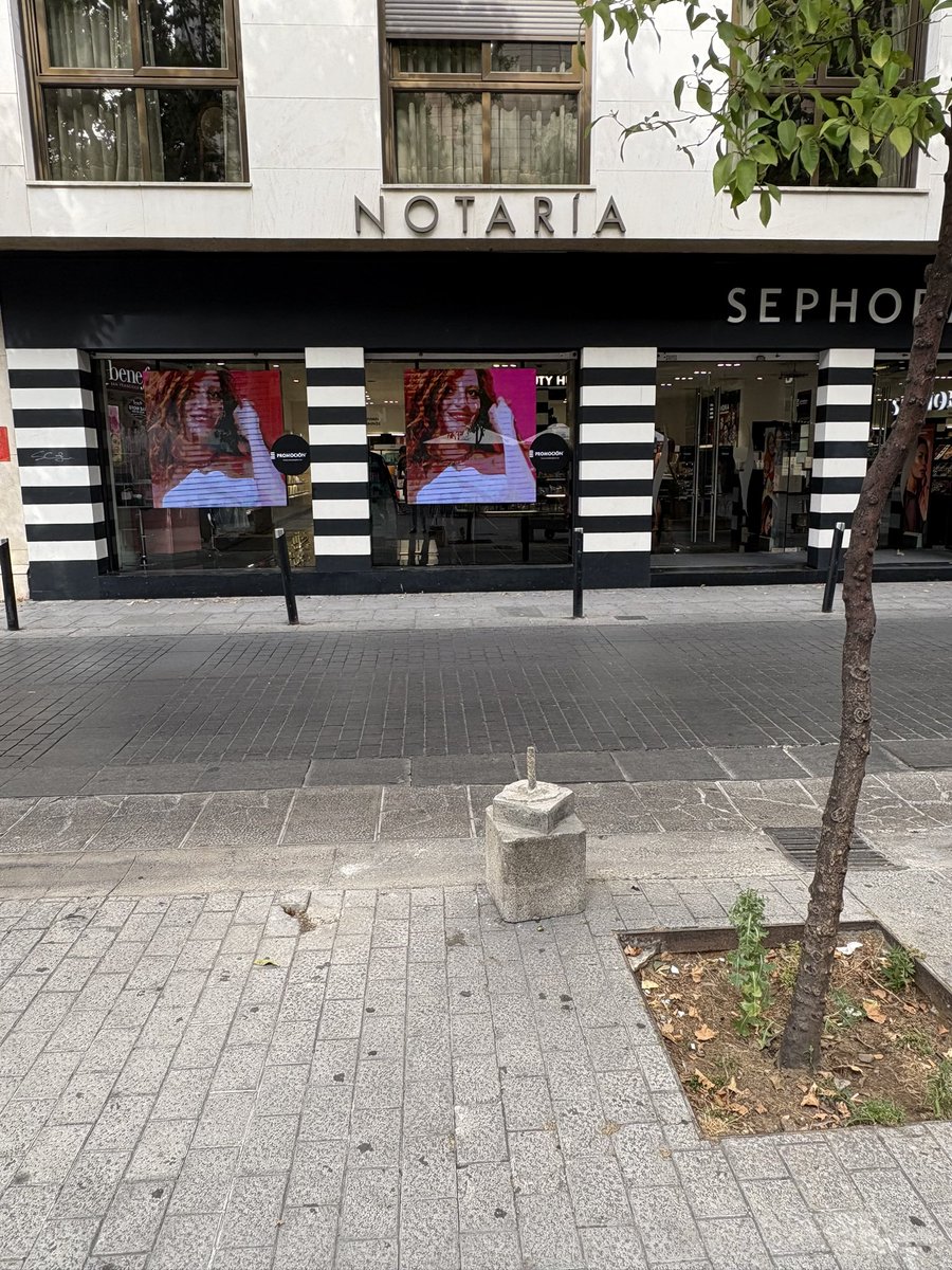 Bulevar Gran Capitan. Pleno centro de la ciudad.  Bolardos en mal estado, bancos en mal estado y descolocados,  luminarias incompletas, pavimento maltratado por las numerosas actividades a lo largo del año… ¿quién cuida de la ciudad? <a href="/MRuizMadruga/">Miguel Ruiz Madruga</a> <a href="/ppcordobayto/">ppcordobayto</a> <a href="/pp_cordoba/">PP de Córdoba</a>