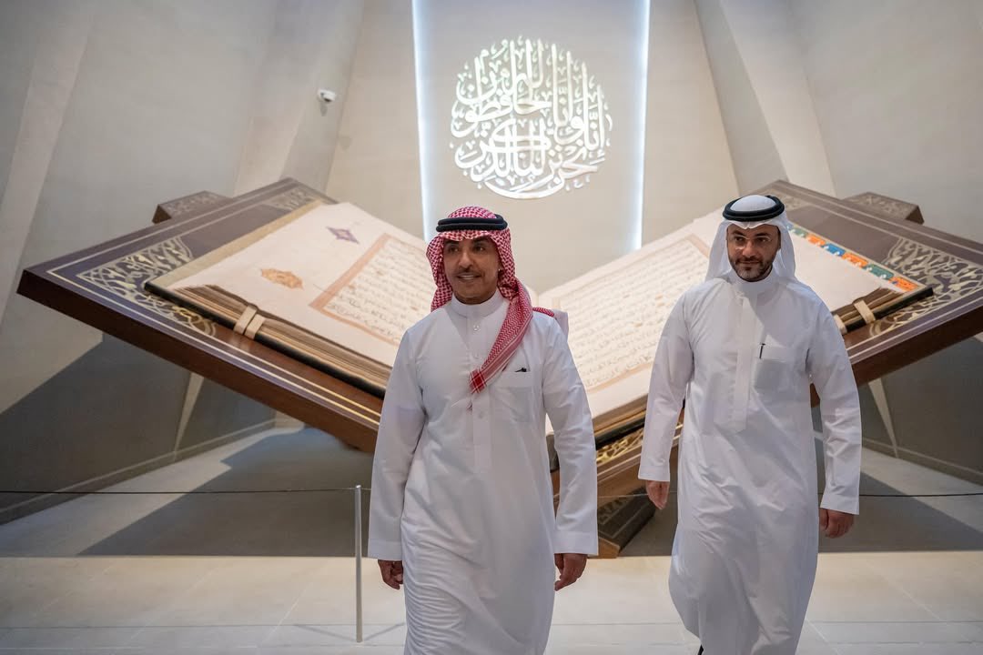 شرفنا معالي وزير الإعلام بزيارة كريمة إلى #حي_حراء_الثقافي، واطلع معاليه على مكونات الحي الثقافي ومن أبرزها  #معرض_الوحي و #متحف_القرآن_الكريم. 
نقدّر لمعاليه هذه الزيارة، ونشكر له هذه اللفتة النبيلة التي تعبّر عن عنايته بالمشروعات الثقافية، والمواقع التراثية.