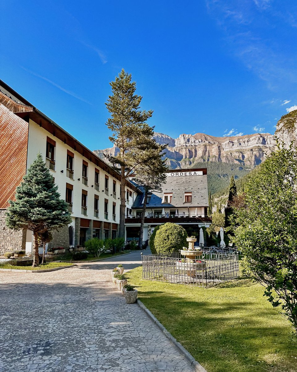 ¿Buscas desconectar y perderte en la naturaleza este #verano? 🌿

Si eres de los que prefieren montaña en vez de playa, Ordesa y Monte Perdido te esperan. Un paraíso de paisajes impresionantes, con rutas que invitan a perderse y a redescubrir la paz interior. 🏞️✨

#SilkenOrdesa