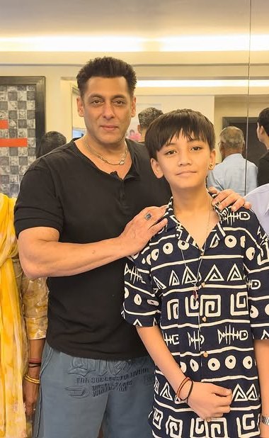 S Motion (@tushanmotion) on Twitter photo #Exclusive: Latest Pic of Megastar <a href="/BeingSalmanKhan/">Salman Khan</a> ! 🥵🔥
Full Lean Body Is Back,Look Dekhoo 🤯🔥🔥 Maasssssss 💥
#SalmanKhan #GalaxyApartment #Exclusive: Latest Pic of Megastar <a href="/BeingSalmanKhan/">Salman Khan</a> ! 🥵🔥
Full Lean Body Is Back,Look Dekhoo 🤯🔥🔥 Maasssssss 💥
#SalmanKhan #GalaxyApartment