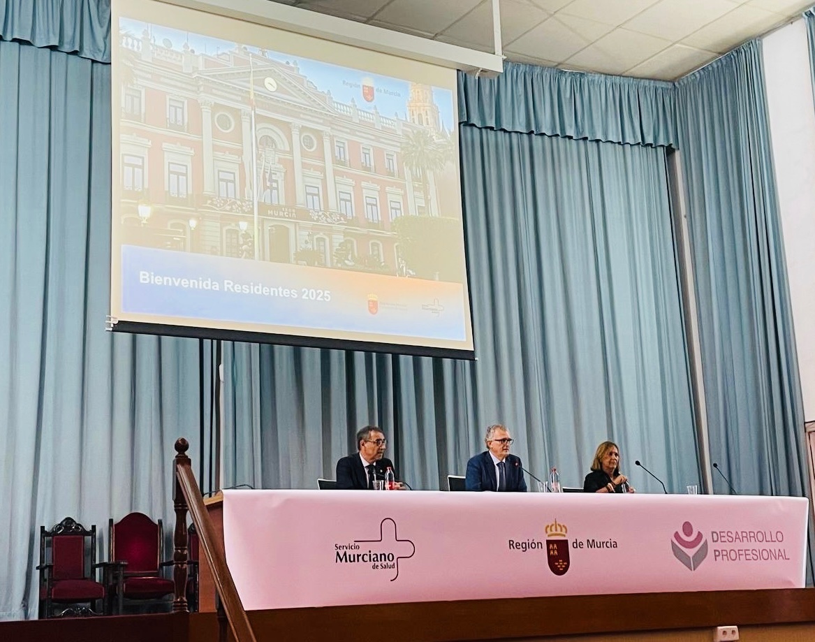 Acto de Bienvenida al Personal Residente de la Región de Murcia, celebrado en el Salón de Actos del Edificio ESIUM (Antiguas Facultades de Medicina y Enfermería).

En representación del COPRM ha asistido Laura Espín, miembro de la junta de gobierno de dicha institución.