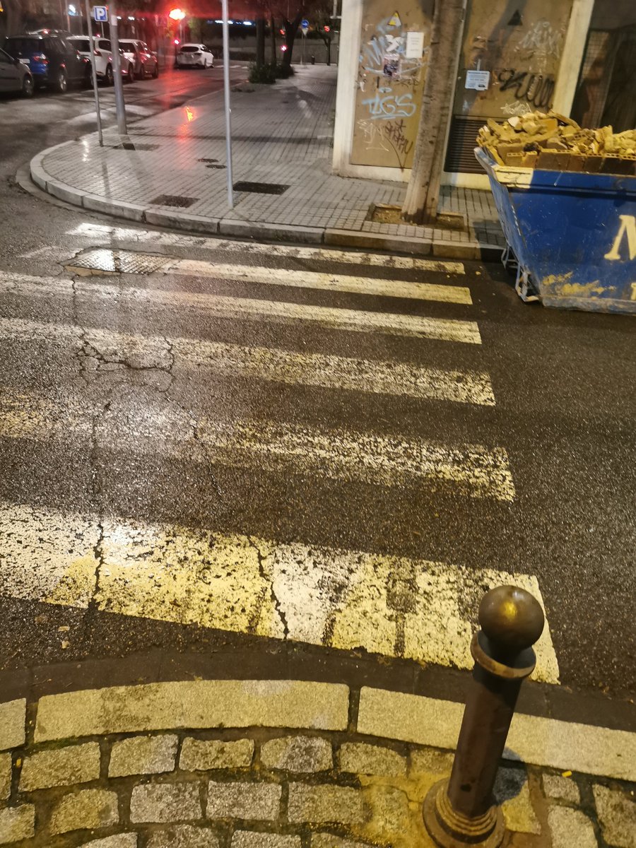 <a href="/desdelacalleCor/">Desde la calle</a> Calle cronista salcedo hierro esquina con Molina Sánchez Lagartijo.

Lleva 8 años así, por ahí pasan al día centenas de niños, padres, carritos, sillas de ruedas..

En pleno centro (espaldas del conservatorio), 2 colegios y 1 guardería