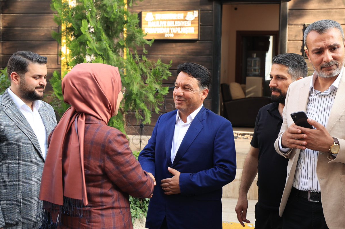 CYAZMAC's tweet photo. Şanlıurfa Muhtarlar Federasyonunu ziyaret ederek, Federasyon Başkanımız Halit Kaya, dernek başkanlarımız ve muhtarlarımızla bir araya geldik.
 
AK Parti İl Gençlik Kolları Başkanımız Furkan Küçük, Büyükşehir Belediyesi Meclis Üyelerimiz Mehmet Karademir ve Yaşar Keleşabdioğlu’nun eşlik ettiği ziyaretimizde muhtarlarımızın talep ve önerilerini not aldık, mahallelerimizle ilgili görüş alışverişinde bulunduk.  Vatandaşlarımızın beklentilerini ilk elden bilen muhtarlarımızın görüşleri bizler için çok kıymetli. 

Devlete açılan ilk kapı olma özelliğiyle mahallelerine fedakarca hizmet veren; 

💢Direkli Mahalle Muhtarı, Dernek Başkanı Mehmet Kestop, 
💢Buhara Mahalle Muhtarı, Dernek Başkanı İbrahim Demir
💢Tepedibi Mahalle Muhtarı, Dernek Başkanı Salih Çiftçi
💢Şehitlik Mahalle Muhtarı Şükrü Kılıç 
💢Çamlıdere Mahalle Muhtarı Halit Kaya
💢Ulubatlı Mahalle Muhtarı Faysal Tokmak
💢İpekyol Mahalle Muhtarı Mehmet Tuğbay 
💢Yeşildirek Mahalle Muhtarı Halil Küçük
💢Demircik Mahalle Muhtarı Mehmet Çiftçi
💢Akabe Mahalle Muhtarı Ahmet Karademir
💢Haleplibahçe Mahalle Muhtarı Müslüm Kaya’ya 
katılımları için teşekkür ediyorum. 

Bizleri ağırlayan Federasyon Başkanımız Halit Kaya nezdinde şanlı şehrimizde hizmet veren tüm muhtarlarımıza selamlarımı iletiyorum. 

@RTErdogan @Akparti @abuyukgumus @milhamigunbegi @furkankucukk_ @HKelesabdioglu @M__Karademir
