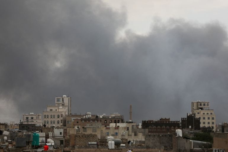 الاستهداف الإسرائيلي للحوثيين من داخل المياه الإقليمية ليس مجرد عملية عسكرية، بل ضربة هدفها اذلالهم خصوصا بعد شطحاتهم المتعلقة بالسيطرة على البحر الأحمر والعربي وبلغ بهم البردقان والكبتاجون للحديث عن السيطرة على الممرات الملاحية في المحيط وصولا إلى رأس الرجاء الصالح. 

 ستستمر