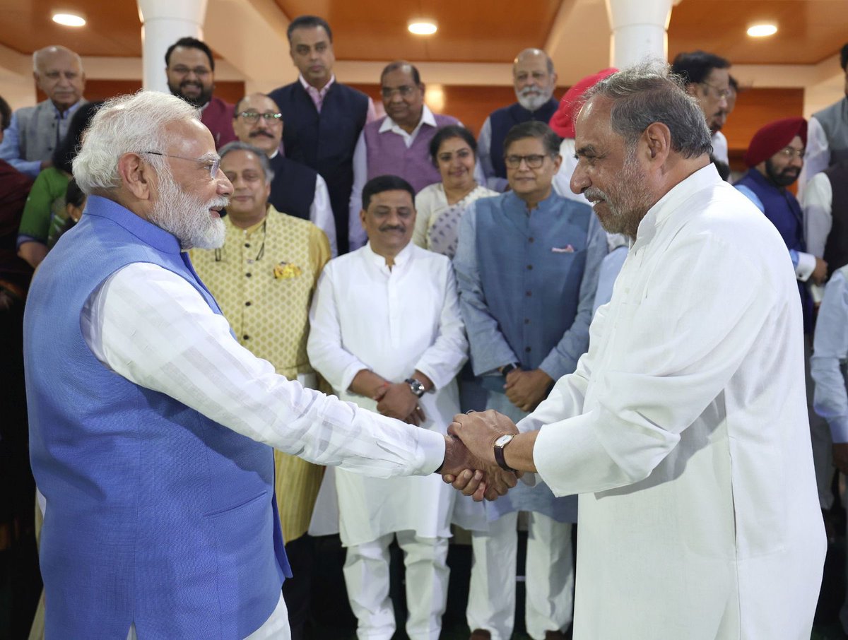 prawasitv's tweet photo. Operation Sindoor delegation MPs meets PM Modi after their successful tour to world countries!
Gulam Nabi Azad, Shashi Tharoor were highlighted in the meet while Asaduddin Owaisi was missing!
#OperationSindoor #PMModi #ShashiTharoor #GulamNabiAzad https://t.co/PtSLiEwchm