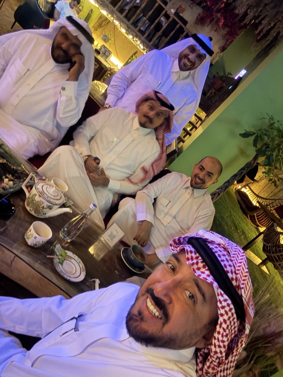 فرحت بزيارة هذه الوجوه النيّرة من جازان بروفسور عمر علوان عقيل و اخيه العقيد  احمد علون مع رفاق الدرب البروفسور عبدالله فرساني. و أستاذ التغذية الاكلينيكية المشارك الوجيه السمي د. عبدالرحمن صائغ انار الله دربهم وجمعنا على الخير والصلاح دايما