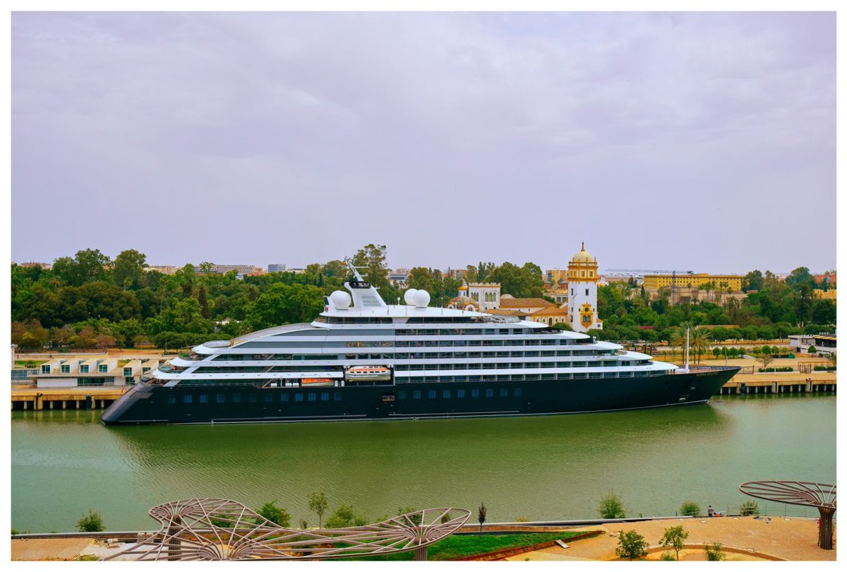 El 🛥️ yate de lujo Scenic Eclipse ayer en el <a href="/PuertoDeSevilla/">Puerto de Sevilla</a>