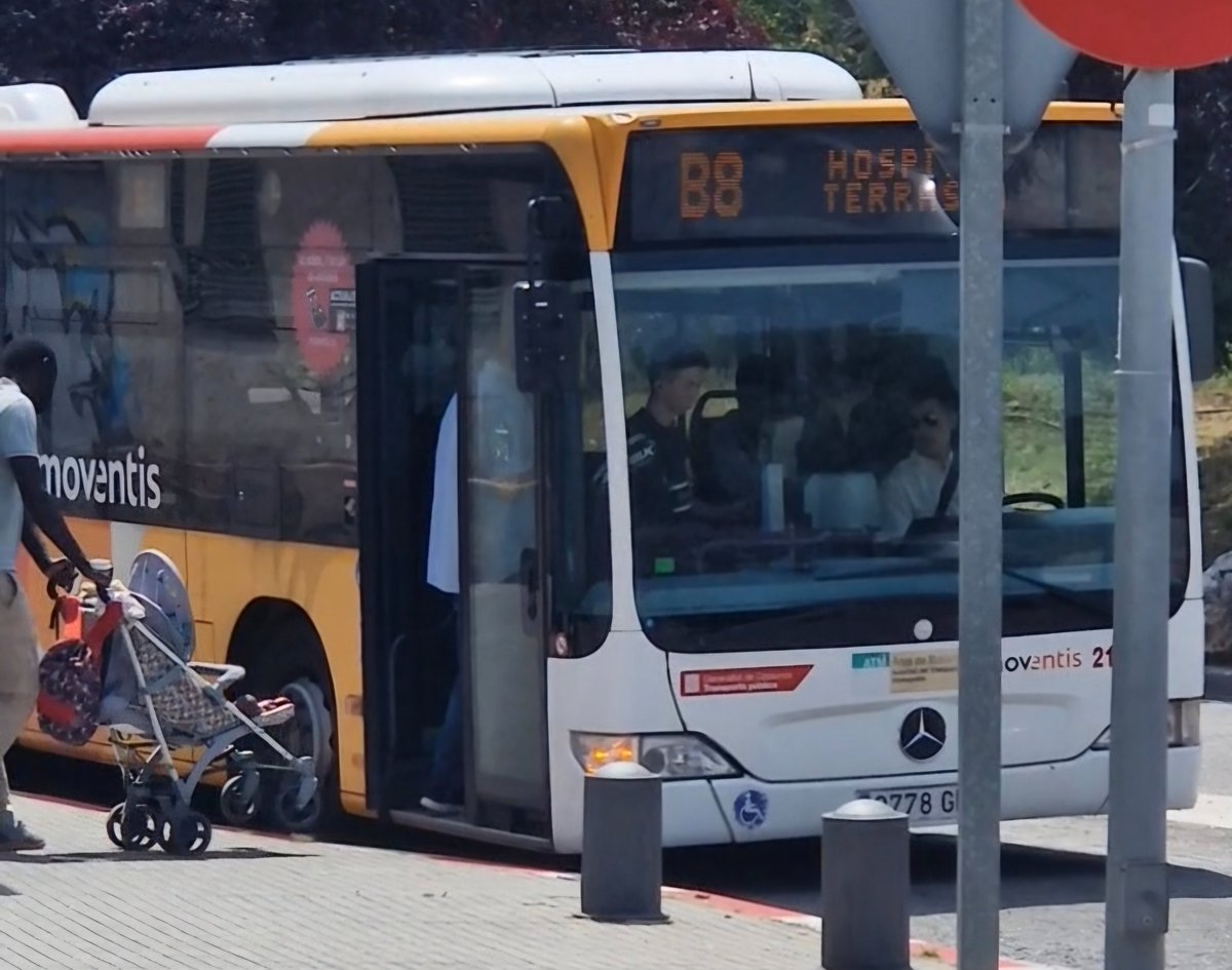 radiorubicat's tweet image. 🔴Els rubinencs que fan servir el bus B8 per anar a l&apos;Hospital de Terrassa tindran un viatge més curt a partir del 30 de juny, gràcies a un nou itinerari que evitarà el centre de la cocapital. Es guanyaran 20 minuts respecte al temps actual.

▶️radiorubi.cat/news/id/radior…

#Rubicity