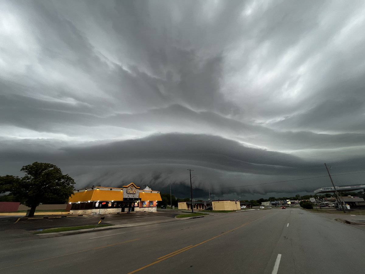 ChrisCary234's tweet image. Shelf cloud rolling into Hillsboro, Tx. What a sight! 
@MattHinesTX 
@JoshJohnsWx 
@ConleyIsom 
@spann 
@ryanhallyall