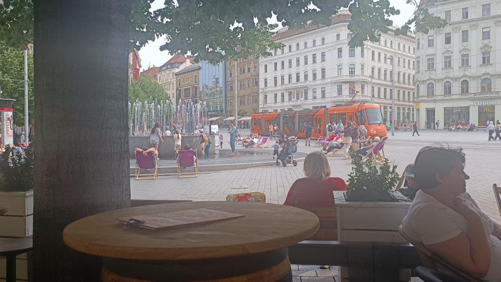 Ta ladnost, s jakou šalina jede po Svoboďáku, lze přirovnat k baletnímu vystoupení. 👏👏👏
Tak ladně se nepohybuje ani Dan Vávra v turniketu. 🤷‍♂️🤷‍♂️🤷‍♂️