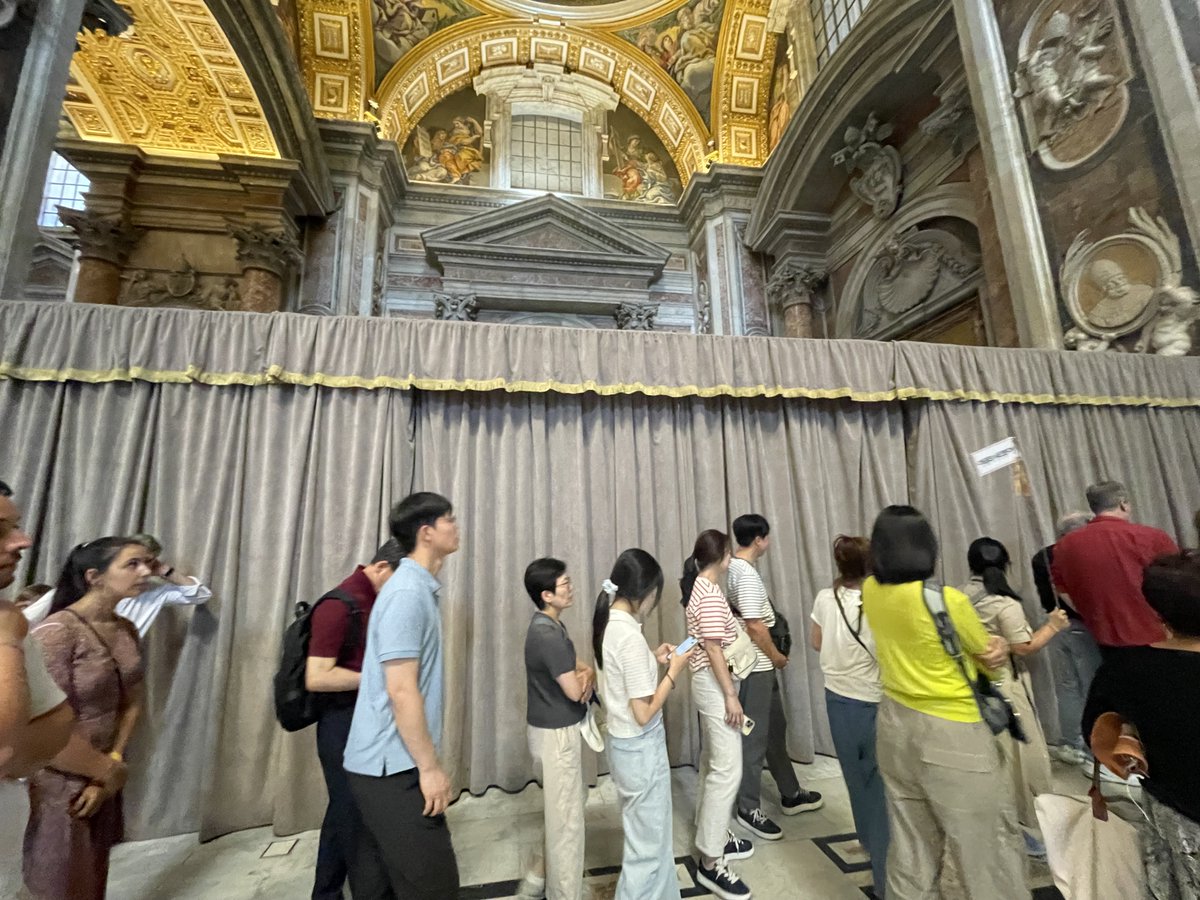 lizlevrome's tweet image. Day 62 of the Pietà captivity. Hidden behind a curtain, visible only to those entering the Holy Door where one is hustled past without the possibility to stop and contemplate the cost of our salvation.
Cardinal Gambetti, Tear Down This Wall!