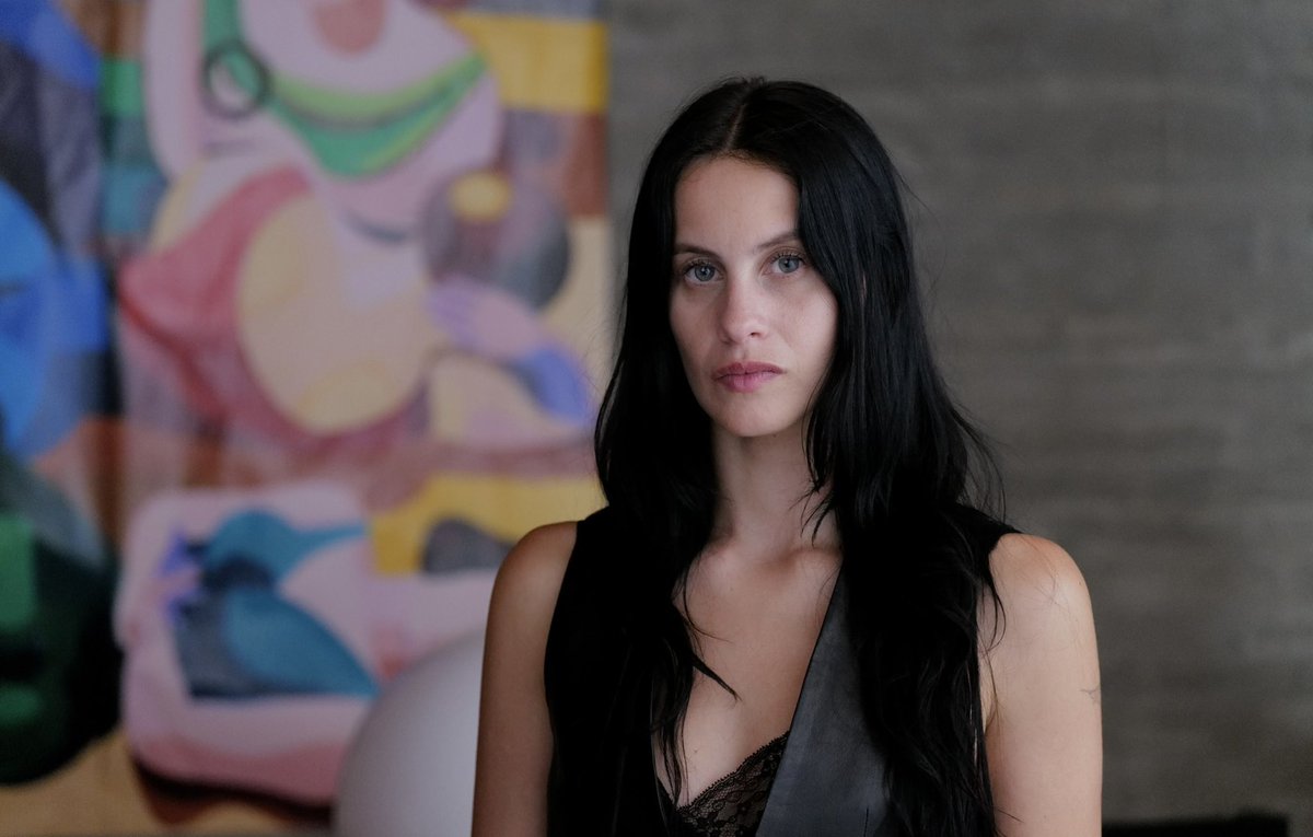 Tras su participación en "Madres Paralelas", Milena Smit repite bajo las ordenes de Pedro Almodóvar, uniéndose al casting de "Amarga Navidad". 

En la fotografía, su incorporación al rodaje de dicha película.
