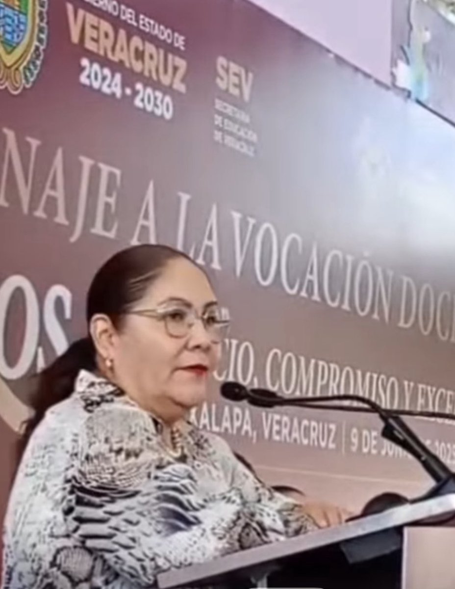 devozenvozmx's tweet photo. Hablar de calidad sin mencionar:
– Aulas sin mobiliario
– Escuelas sin internet
– Maestros multigrado
– Ausencia de personal de apoyo
es caer en la misma simulación que tanto daño ha hecho al sistema. https://t.co/25RbHvyXD4