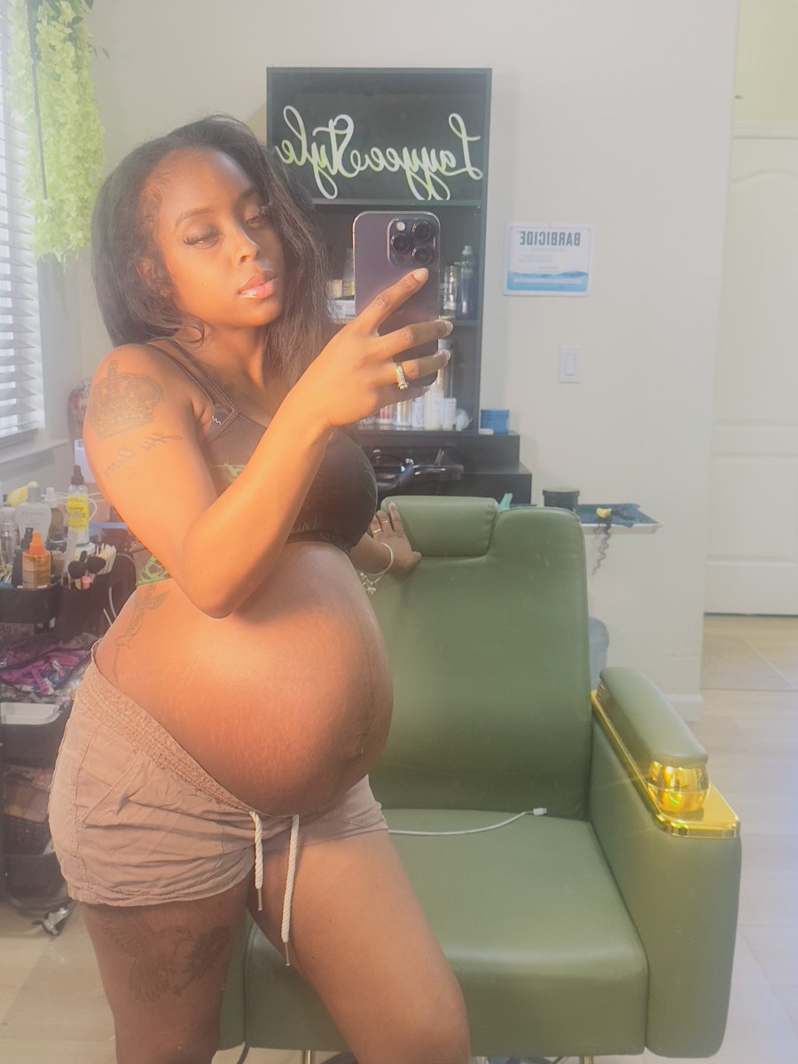 ShaylaaLayyeee's tweet photo. Baby booiiiiiiiii 😘 32 weeks tomorrow . Body teeaaa😘 #layyeestyle https://t.co/JKxWlavW58