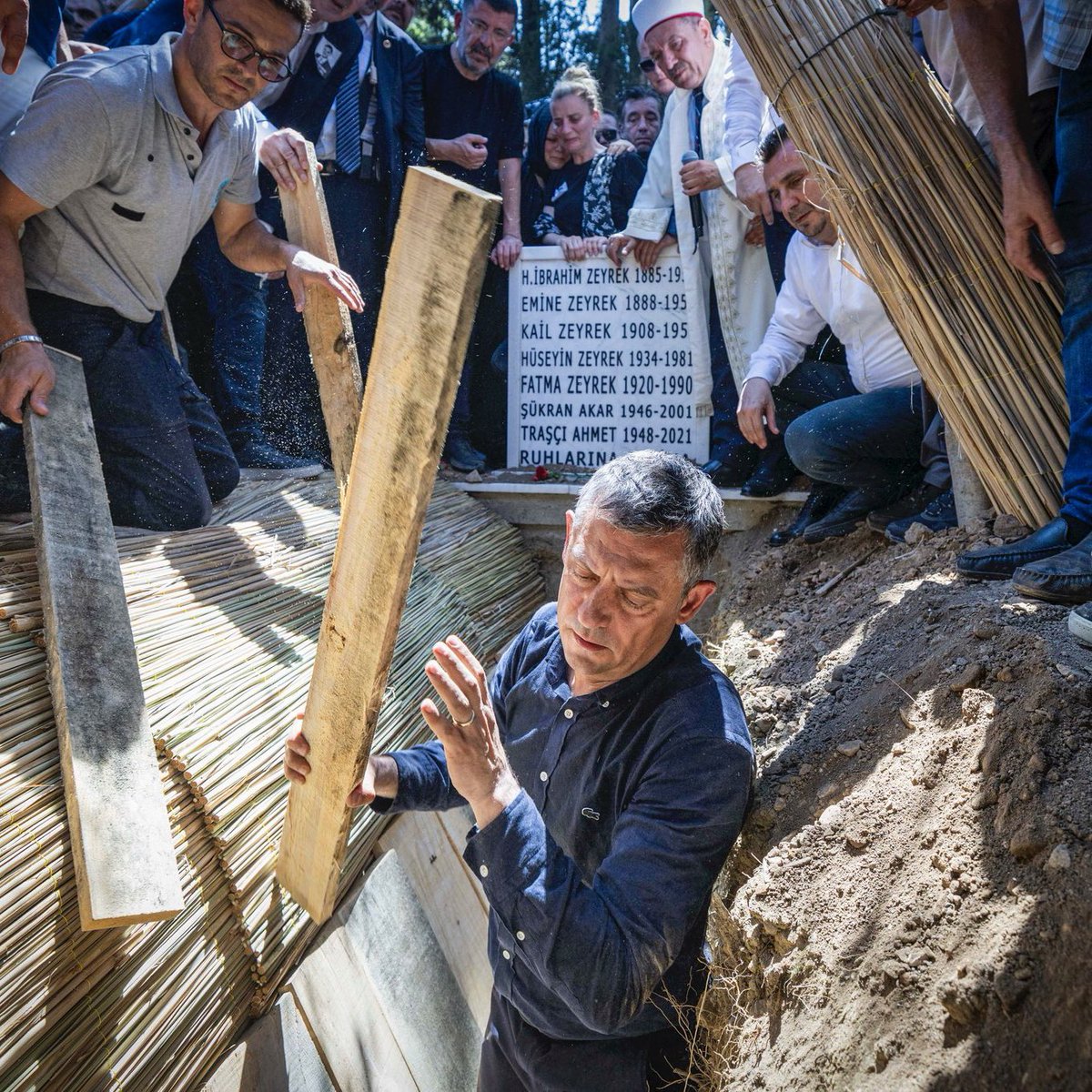 Onu hep Kılıçdaroğlu’nun eteğinde dolanan, mikrofon siyasetçiliğinden ibaret içi boş biri olarak gördüm. Çok büyük bir özür borçluyum.

Mangal gibi bir yürek. Dağ gibi bir adam.