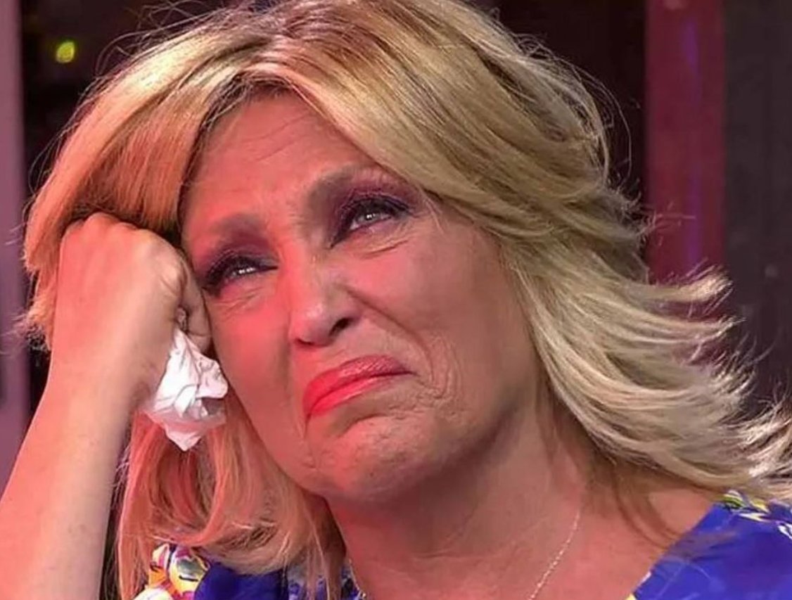 Lo de trabajar en un hospital en una ciudad obrera y ver CONSTANTEMENTE a abuelitos con la pulsera tricolor❤️💛💜 ,,,,,,, ya no quedan hombres así....