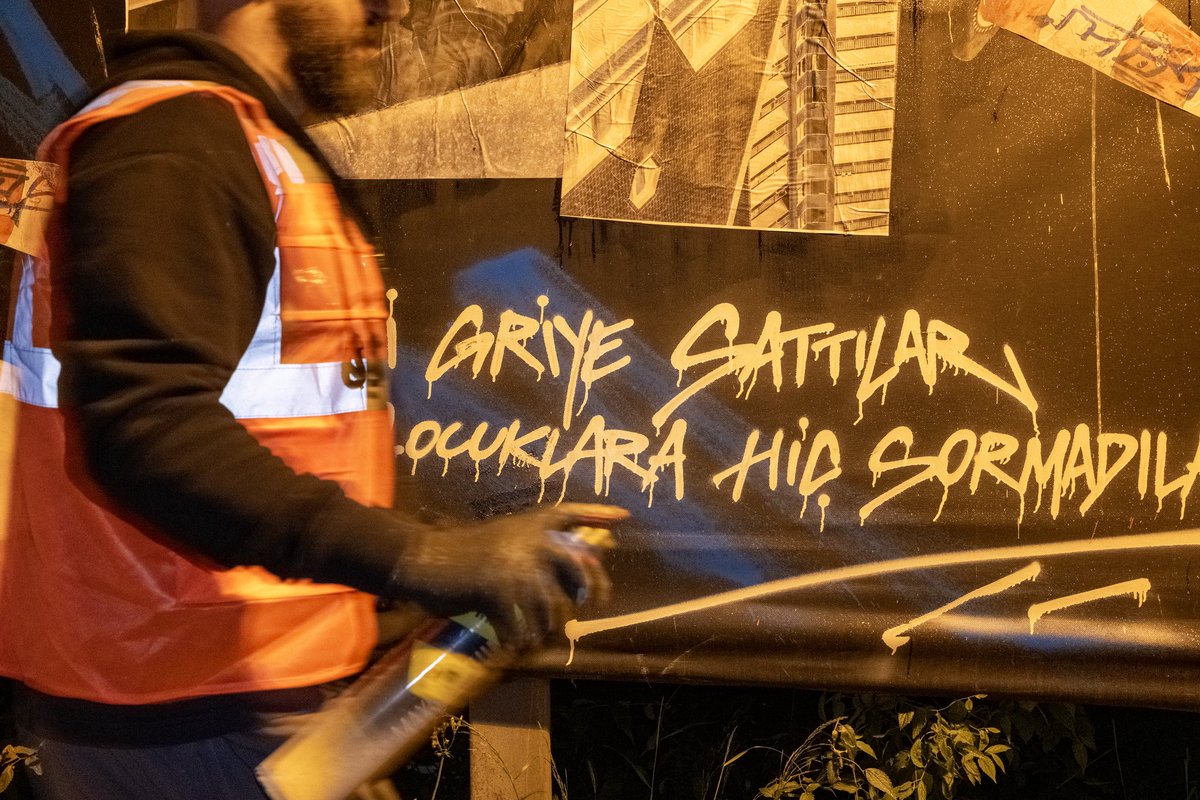 “YEŞİLİ GRİYE SATTILAR, ÇOCUKLARA HİÇ SORMADILAR!” 
MrHure x Tchane