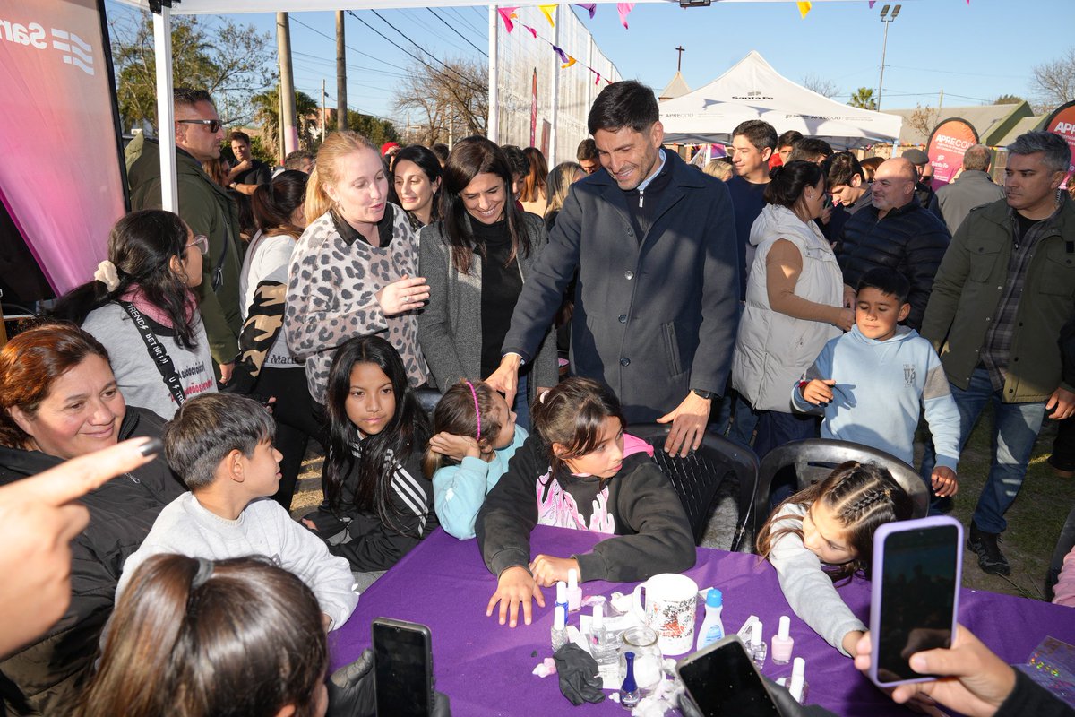 GobSantaFe's tweet photo. ¡Se inauguró el nuevo playón deportivo del Barrio Stella Maris de #Rosario!

La recuperación de este espacio forma parte del trabajo que lleva a través del #PlanAbre, con el objetivo de transformar los espacios público en barrios priorizados

Las obras incluyeron:
🚶‍♀️Senderos
🌳 Parquización, 
💡 Iluminación
👉 Mobiliario urbano
🛝 Juegos infantiles. 

🗣️ @maxipullaro: “Estamos demostrando que con obra pública e intervención social se puede cambiar la realidad”.

También se está ejecutando la reparación y ampliación de la red de agua potable, mejora en los accesos en pasillos y viviendas que beneficiará directamente a 2000 familias y 4500 vecinos y vecinas.