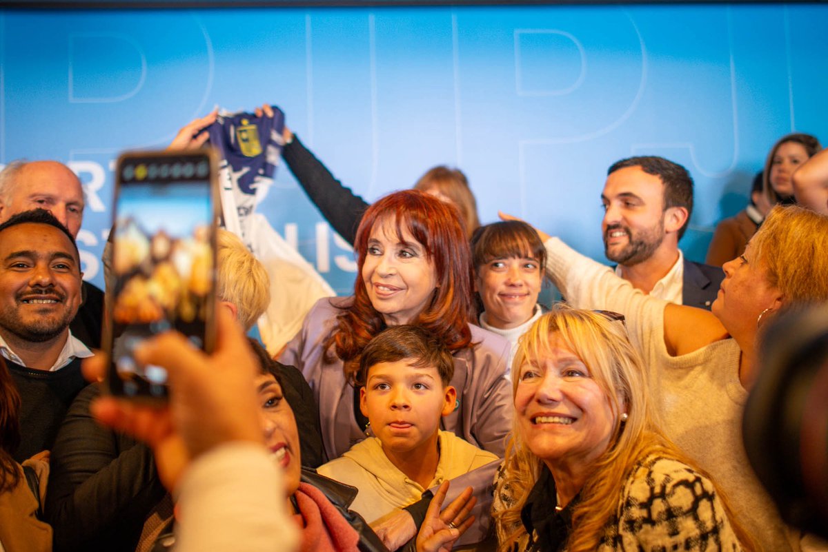 “Los peronistas estamos acá y vamos a seguir estando acá, le guste a quien le guste” 

Por el bien del pueblo argentino, hay que estar más unidos que nunca. Enorme acto de <a href="/Leonardo_Grosso/">Leonardo Grosso</a> 👏🏼

Siempre junto a <a href="/CFKArgentina/">Cristina Kirchner</a> ✌🏽