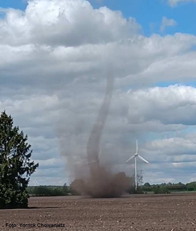 Markanter Staubteufel bei Garrel im Landkreis Cloppenburg (Niedersachsen), aufgenommen im Mai 2025 von Yorrick Chowanietz, vielen Dank!

Auch ein Video von dem Staubteufel liegt vor:
tornadoliste.de/bilder/2025/25…

#Staubteufel #Garrel #Cloppenburg