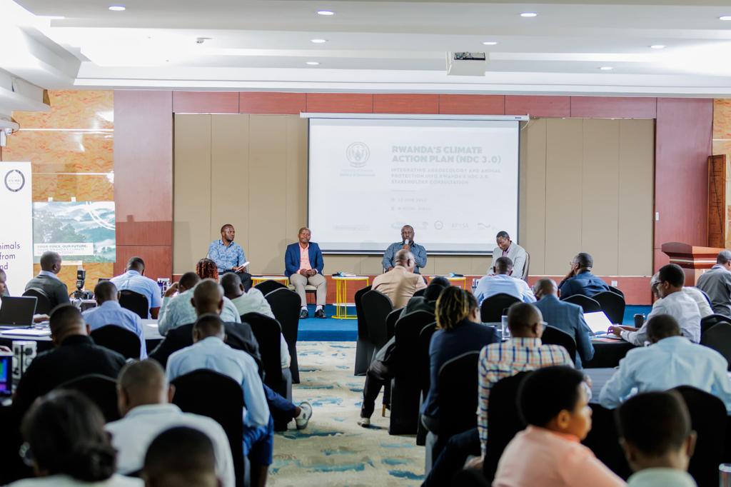RccdnRwanda's tweet photo. Despite contributing so little to global emissions, Africa is disproportionately affected by climate change. This makes adaptation measures, such as agroecology & ethical animal farming not only urgent but essential.
#JustFoodTransition #ClimatePolicyRwanda #NDC3
@MoveTheWorldAF https://t.co/CuXNuZDXKF
