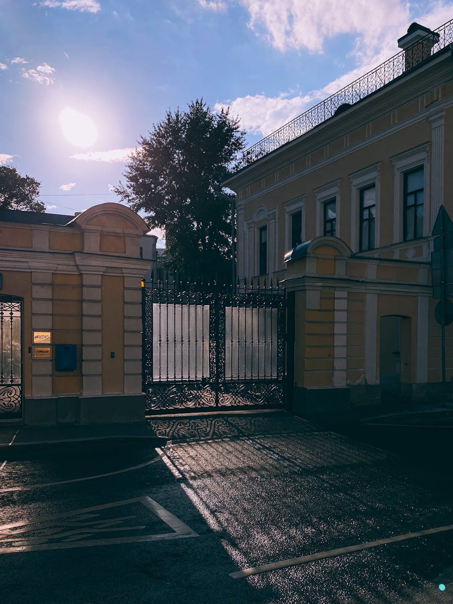 Emilia443804's tweet image. Token gating is revolutionizing access!��Unlock exclusive content &amp;amp; events with NFTs or tokens. Brands like YSL &amp;amp; Ticketmaster are all in!��Join the Web3 wave for secure, VIP experiences. #TokenGating #Web3 #NFTs