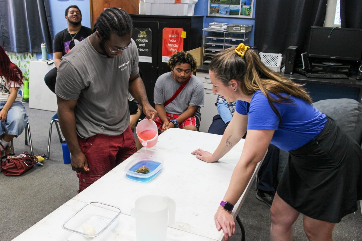 SailorsforSea's tweet photo. Last week, we joined @RTBbronx for an inspiring evening of education &amp; rowing! 🚣🌊

Our team led KELP (Kids Environmental Lesson Plan) activities to connect students with their local marine environment, alongside a visit from @SailGPESP!

Huge thanks to all! 💙 

#RockingTheBoat https://t.co/UFi78MeHaT