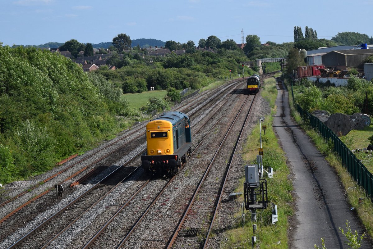 SteelCityDog_'s tweet image. Well it all went a bit Pete Tong for 0Q34.

20007 packed up in the loop at Moorthorpe (thankfully!) and after much too-ing and fro-ing, 20205 was fired up, ran round and proceeded to take the train northwards towards Grosmont.

#TwentiesOnTuesday #Class20 #Choppers