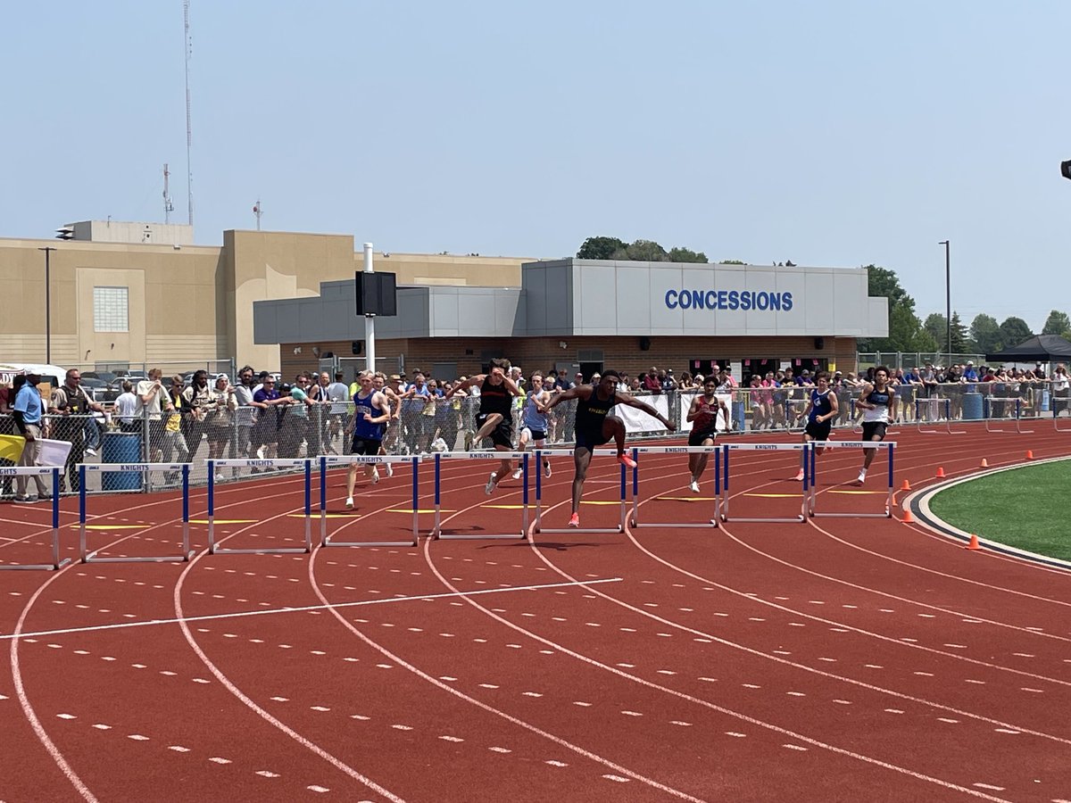 Irish ☘️ Kavari Flowers 38.65 in 300 Hurdles wins his heat to qualify for State Finals.