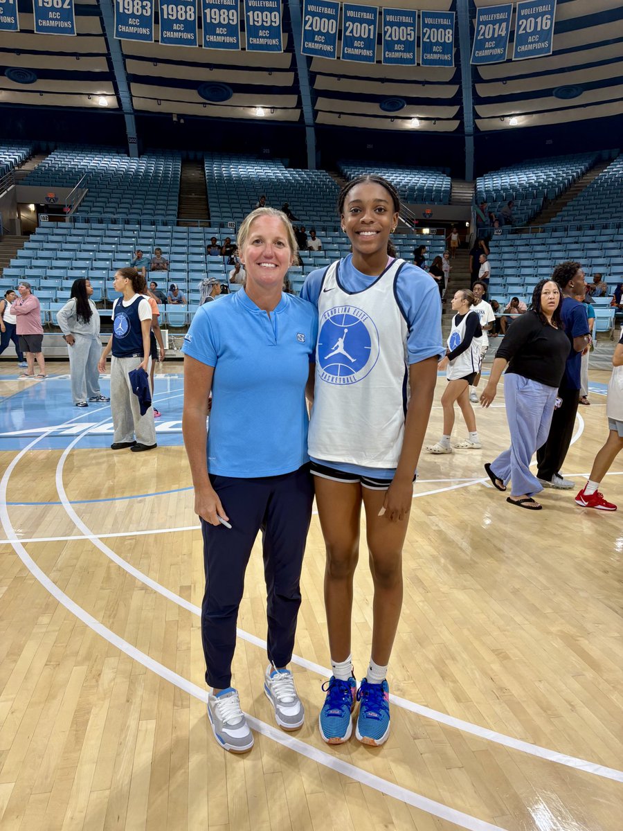 myra_ukwu's tweet photo. Thank you Coach @courtneybanghart, Nyla Harris, and the @uncwbb coaches for an awesome camp experience. It felt great to learn from the best and meet new people . #theworkcontinues #keepworking #cp3flames #nikegirlseybl #jreybl #weddingtonwomensbasketball #uncwbb @NikeGirlsEYBL https://t.co/0guFZQWfYs