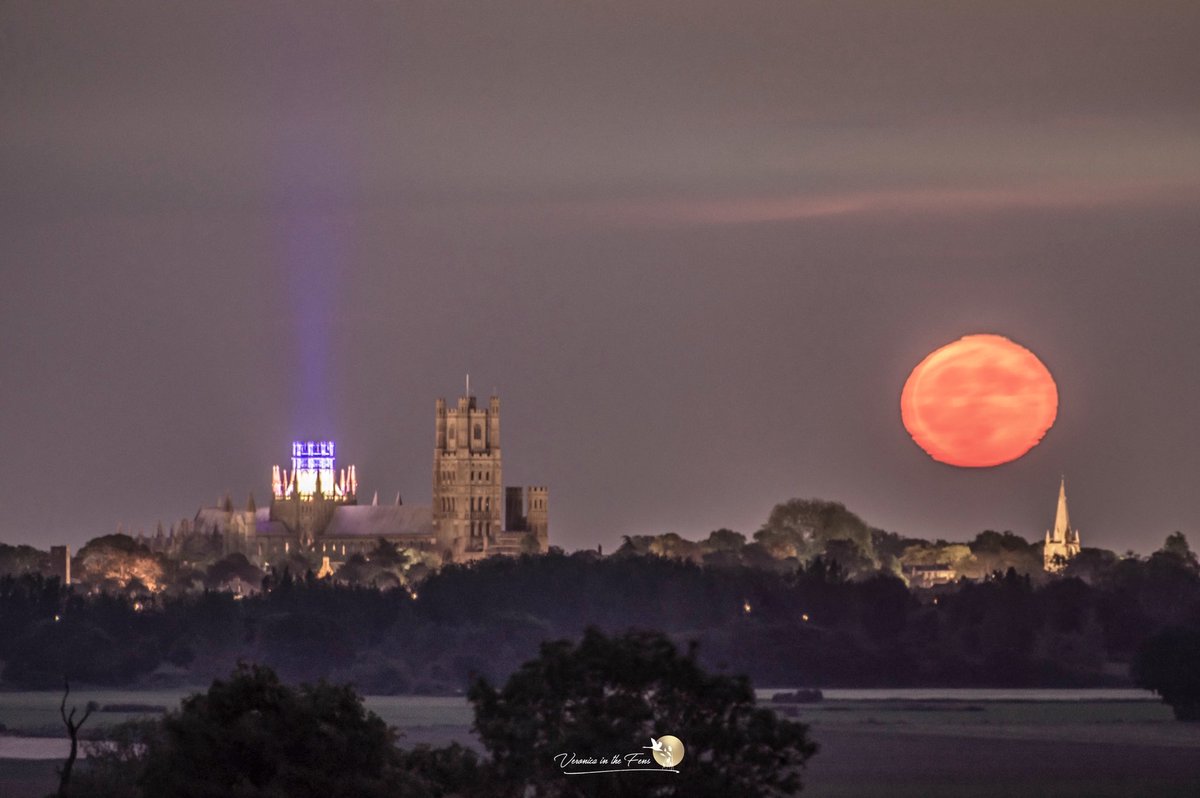 VeronicaJoPo's tweet photo. Tonight the Strawberry Full Moon will be rising over The Fens. Just before 9:30pm 🌝
Here are some photos from previous years 😁
Ely, Cambridgeshire https://t.co/WcslajJKAq