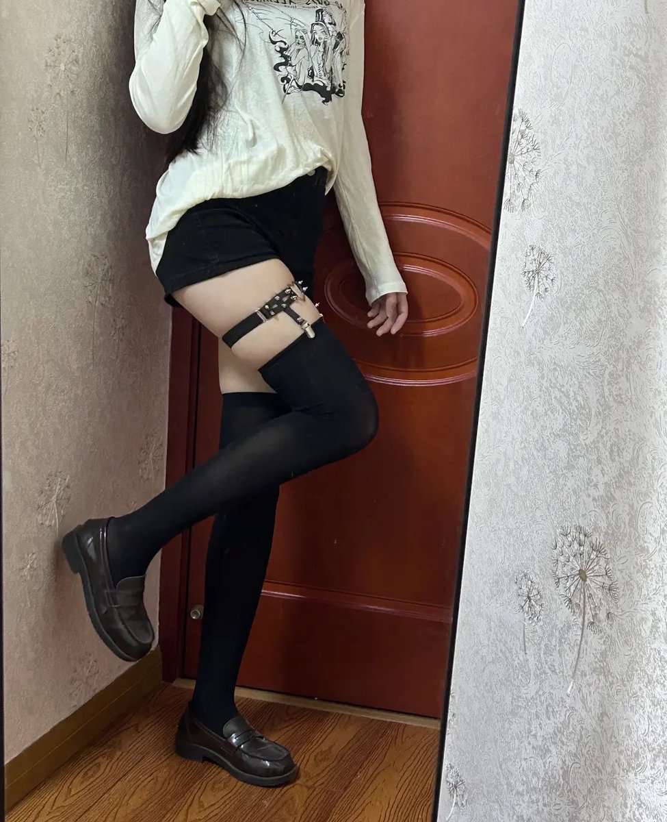 芭蕾舞生楚楚早上趴在主人弟弟床边给主人请安，然后伺候主人起床用自己的身体帮助主人吃早餐，酱料肯定是挤在自己的胸口主人可以随意取用，即使这样的服务也要被主人惩罚把屁股都打肿才被放过，对于我这种母猪被打屁股当然是家常便饭啦
 #文援 #反差婊 #母狗 #调教 #文爱 #女m #足交 #高跟鞋 #舞蹈生 https://t.co/A3JL2eZyic