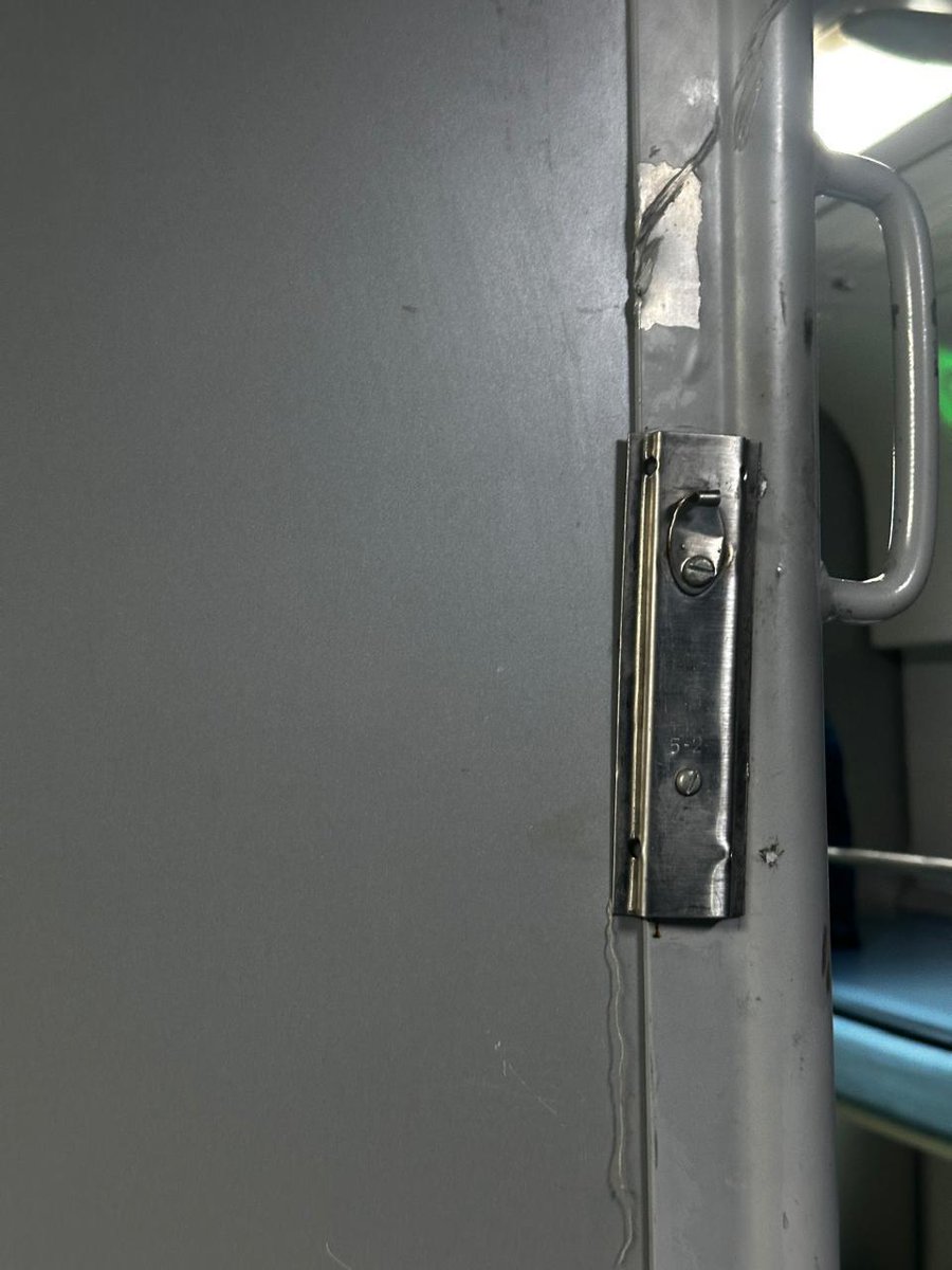 prachetshyaa168's tweet photo. This bottle holder is broken, this is the state of Indian railways Bogi no A1 train number 22431, @RailMinIndia https://t.co/pej57su7ux