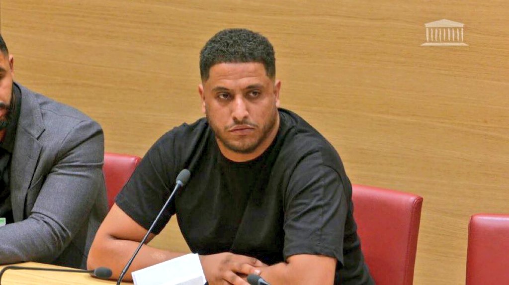 Ta meuf quand t'écoutes les conseils du Bunker pour pécho des Latinas sur la TV du salon.